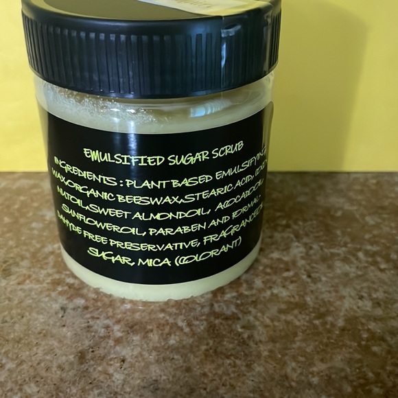 Emulsified sugar scrub banana daiquiri scented 🍌🍌🍹 - Picture 3 of 3